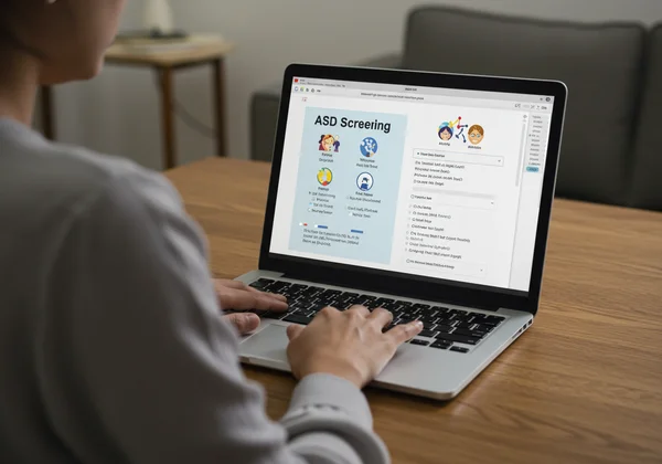 Orang mengambil ujian saringan ASD dalam talian di komputer riba